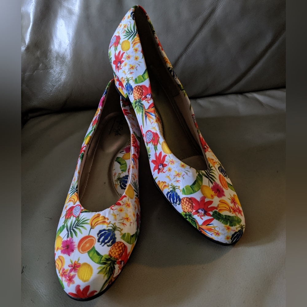 Hushpuppy soft style 1 inch to 1 1/2 inch heel tropical print shoes size 11